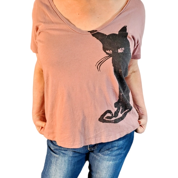 Hot Topic Entour Size XL Mauve Deep V Neck Black Cat Short Sleeve Graphic Tee - Picture 3 of 15